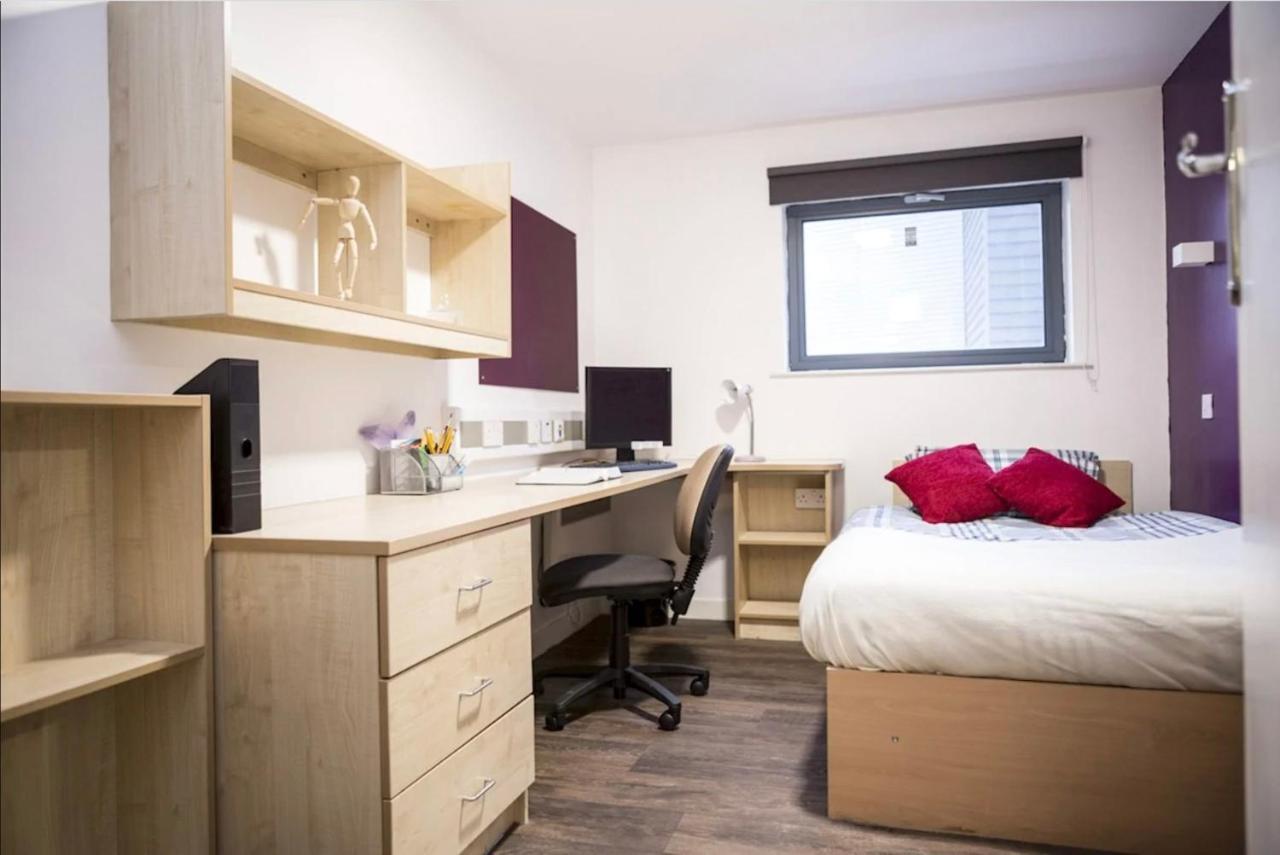 Small Double Ensuite Room Next To The City Centre リーズ エクステリア 写真