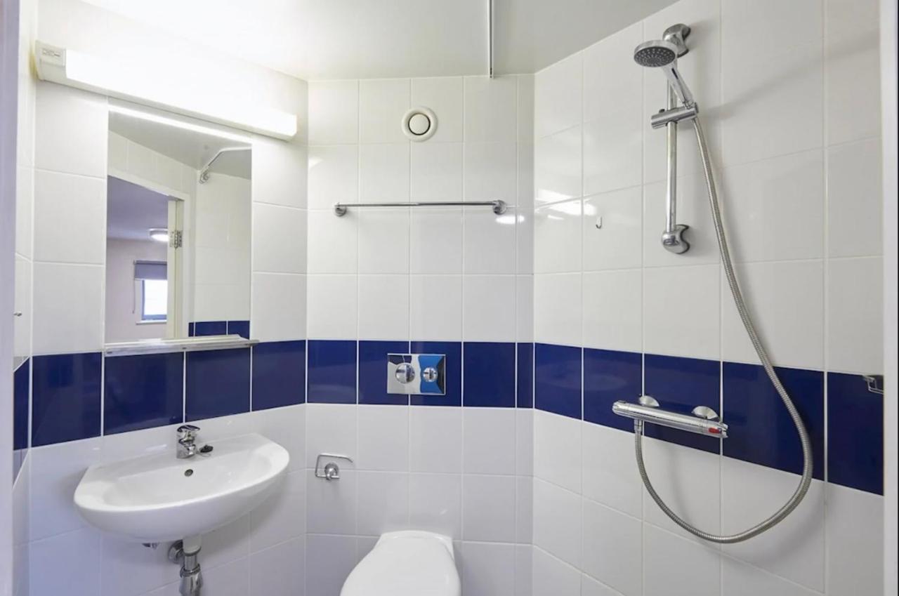 Small Double Ensuite Room Next To The City Centre リーズ エクステリア 写真